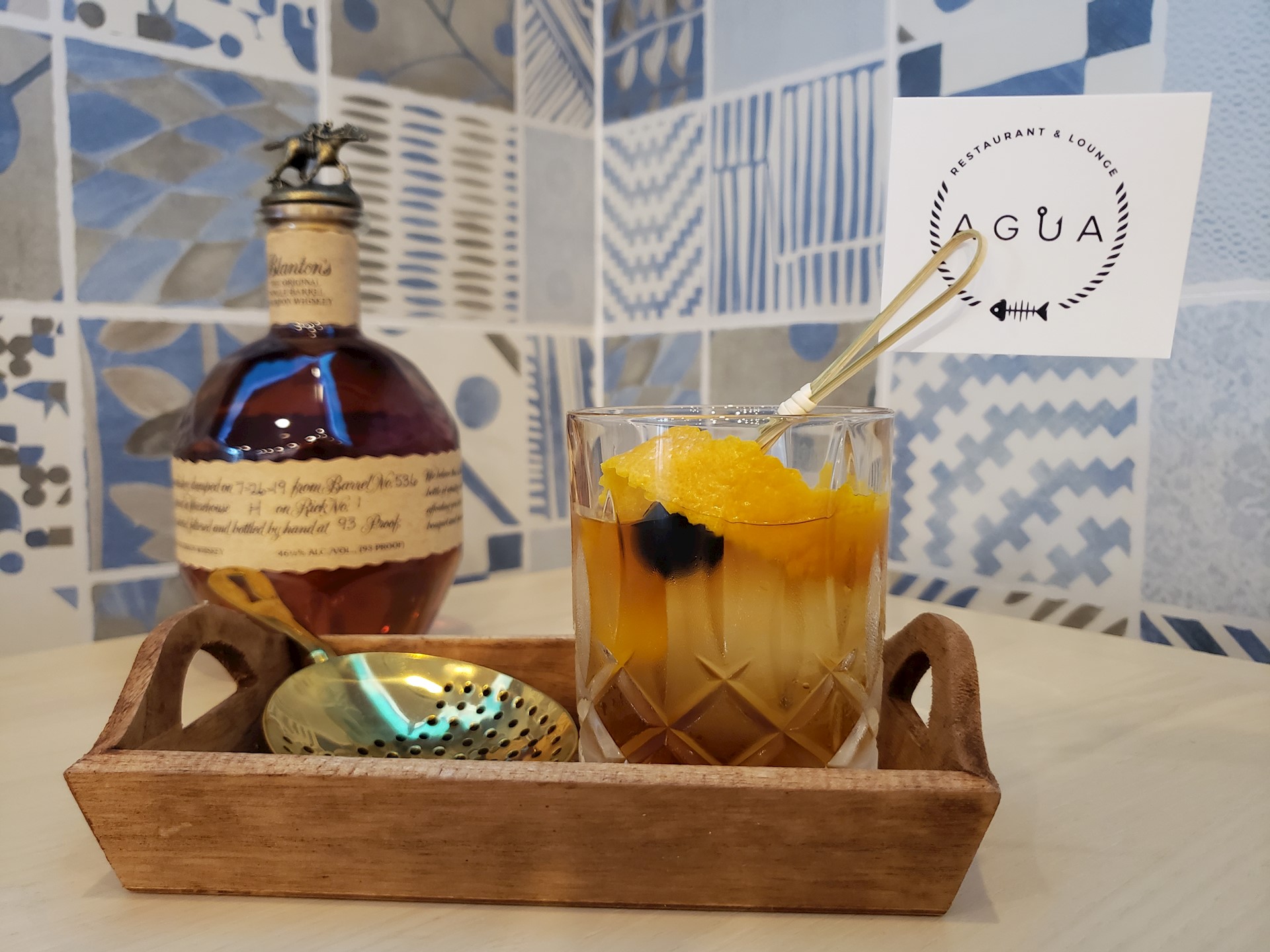 garnished-cocktail-in-wooden-tray