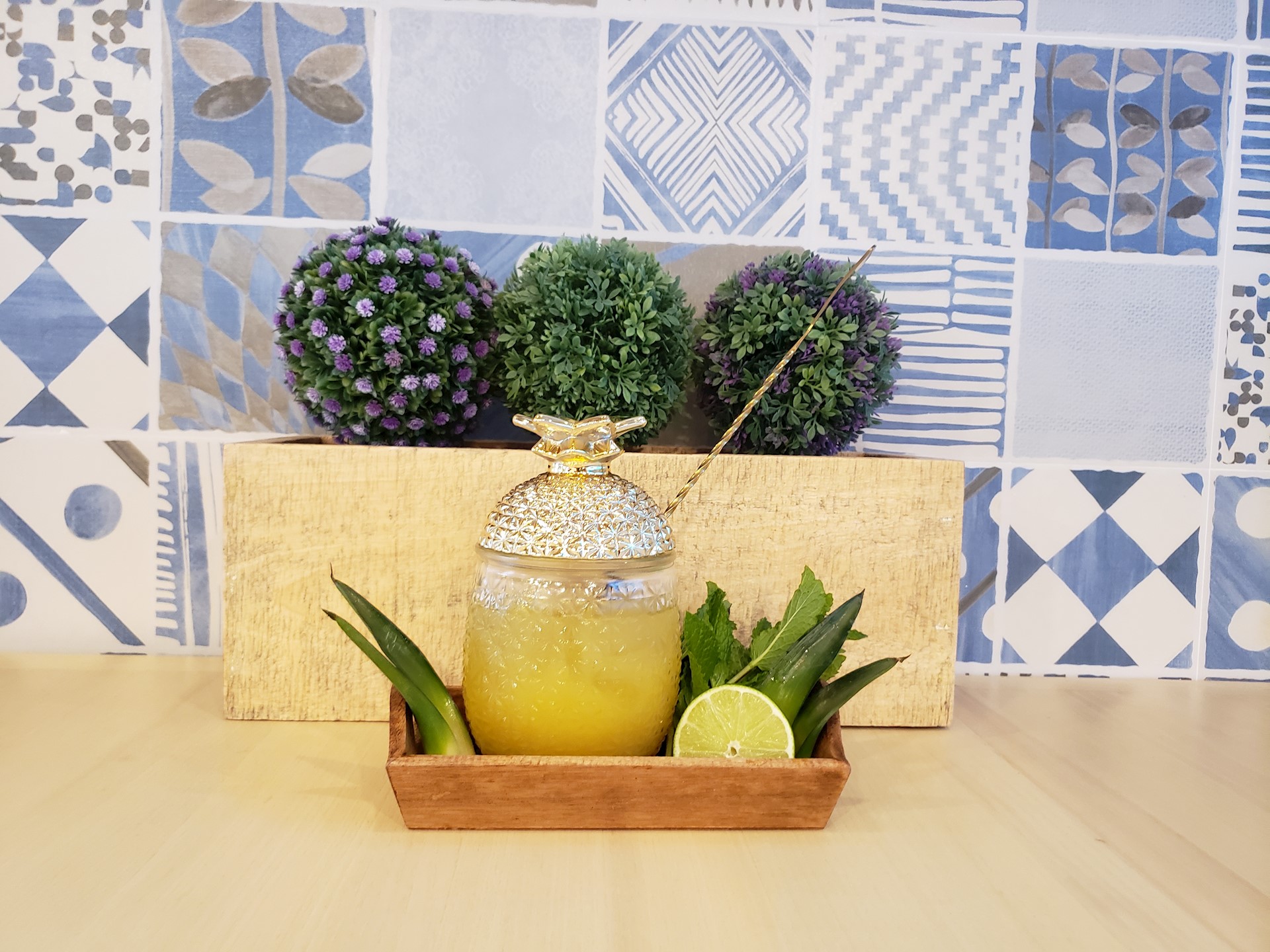 yellow-cocktail-in-wooden-tray
