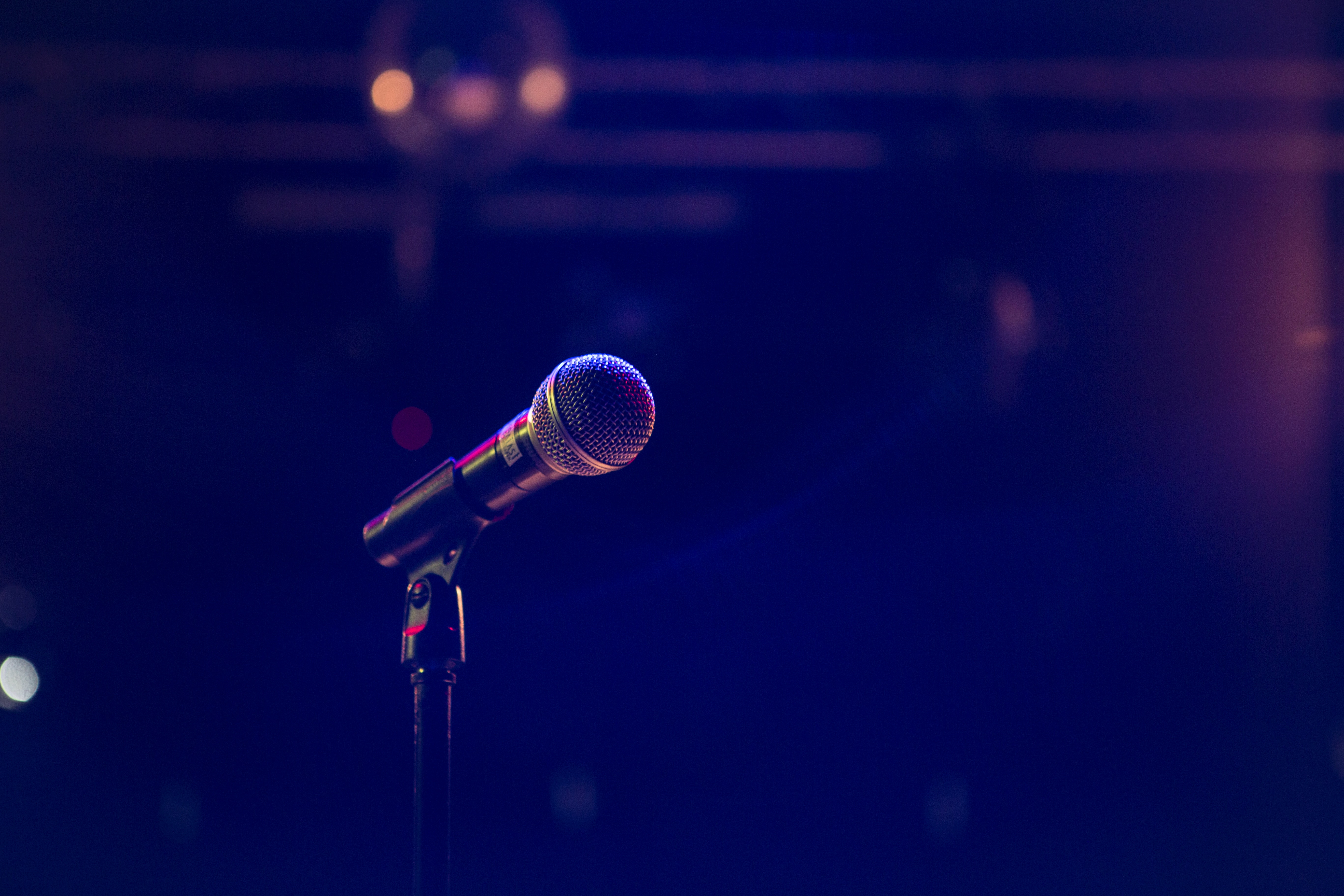 Live music: Daisy Lee